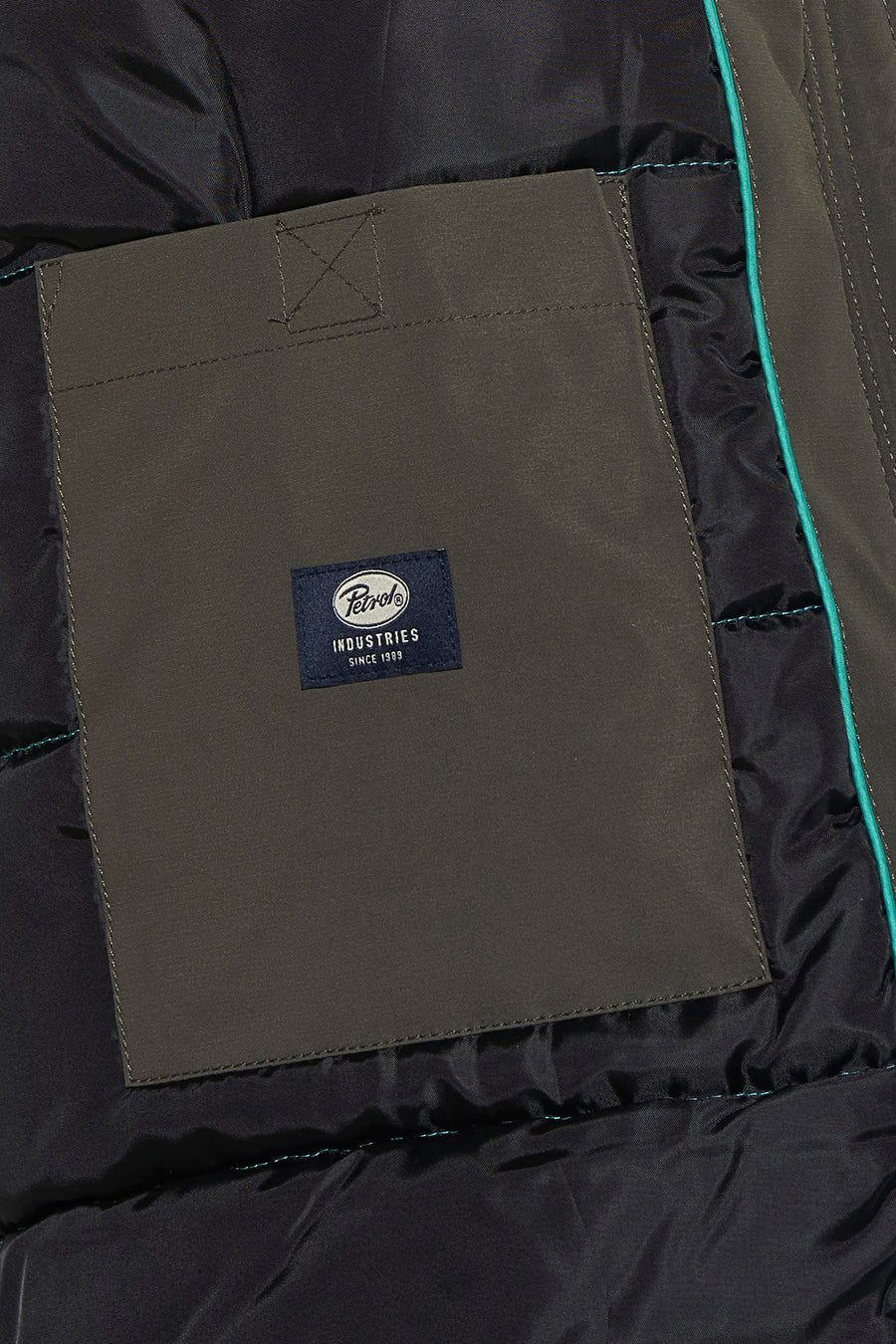 Manteau kaki de Petrol Industries®, avec une poche plaquée à rabat.
