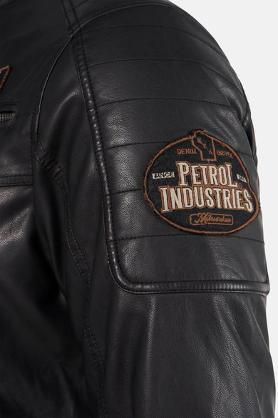 Kort zwart leren jack van Petrol Industries, met decoratieve patch op de mouw.