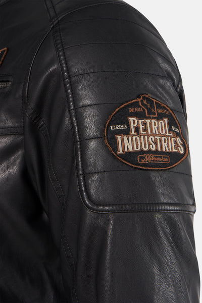 Kort zwart leren jack van Petrol Industries, met decoratieve patch op de mouw.