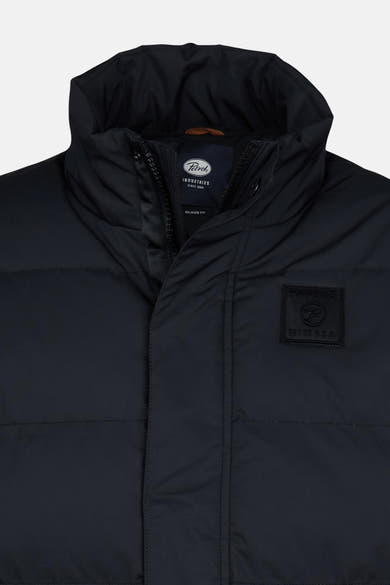Veste de pluie noire de Petrol Industries avec col montant et logo sur le devant.