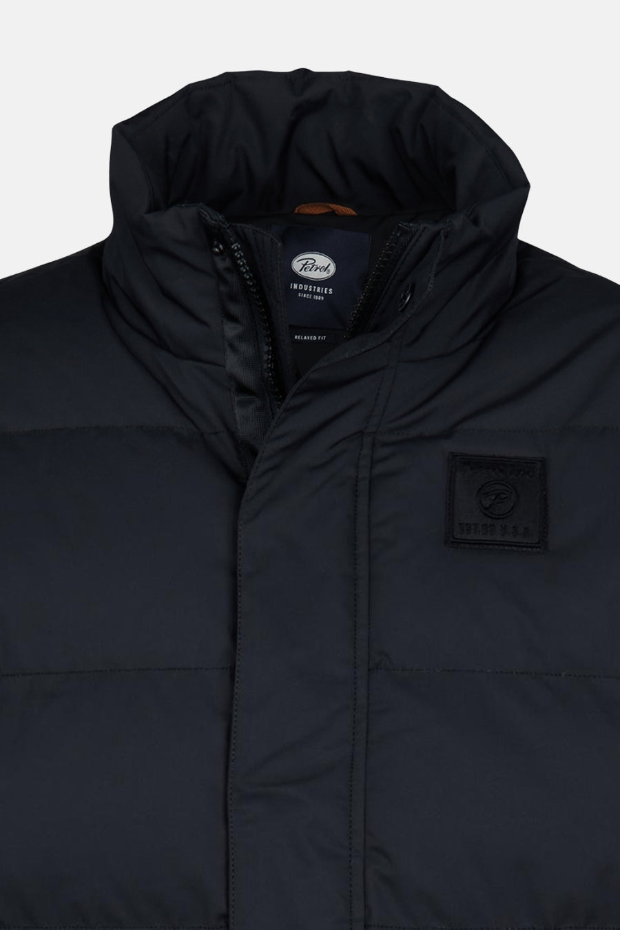 Veste de pluie noire de Petrol Industries avec col montant et logo sur le devant.