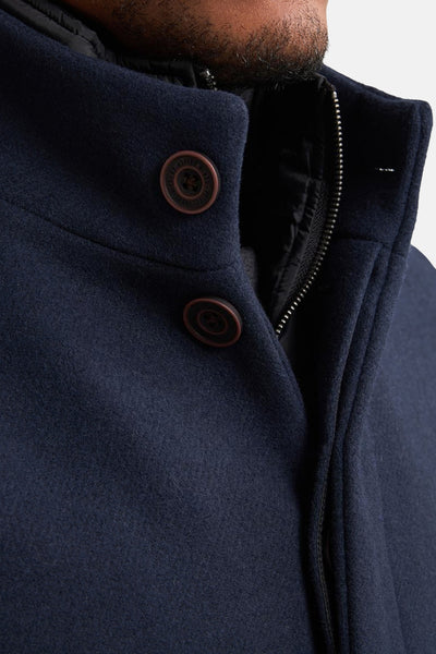 Manteau bleu marine de Petrol Industries avec fermeture éclair et boutons décoratifs.