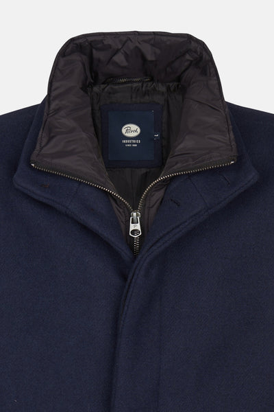 Manteau bleu de Petrol Industries avec col montant noir et fermeture éclair argentée.
