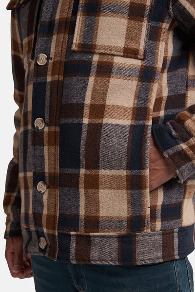 Veste courte multicolore de Petrol Industries, à carreaux, avec une poche poitrine et des boutons.
