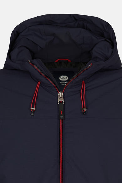Veste courte bleue de Petrol Industries, avec capuche et fermeture éclair rouge sur fond uni.