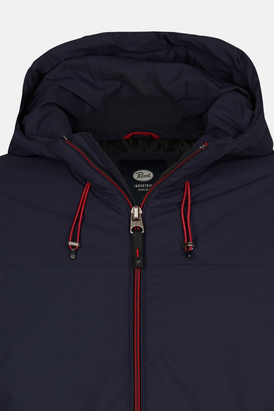 Veste courte bleue de Petrol Industries, avec capuche et fermeture éclair rouge sur fond uni.