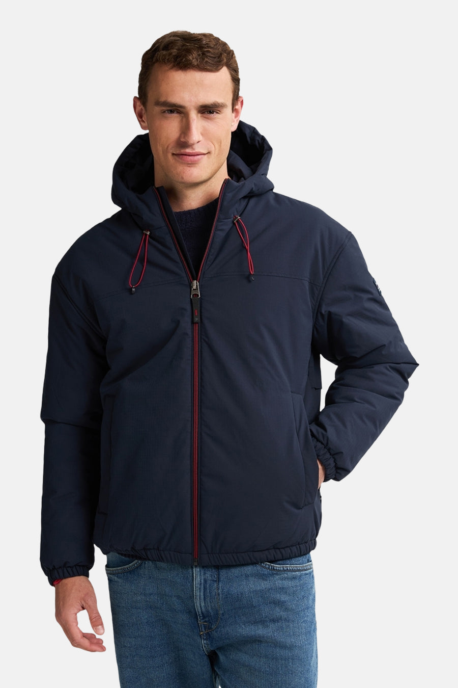 Veste courte bleue de Petrol Industries avec fermeture éclair rouge et capuche.