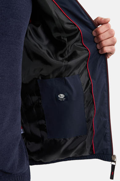 Veste courte bleue de Petrol Industries avec doublure noire et détail rouge.