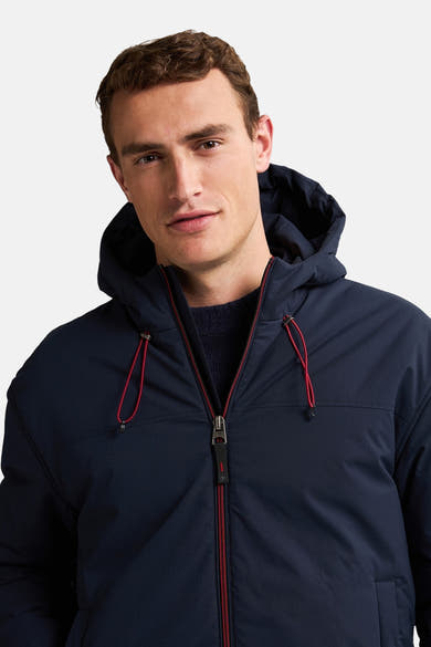 Veste courte bleue de Petrol Industries, avec capuche et fermeture éclair rouge visible.