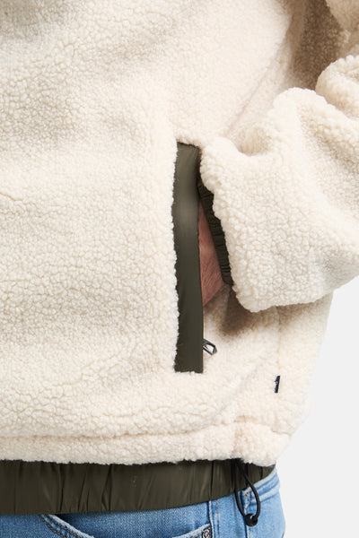 Beige sherpa jas van Petrol Industries met een zak met rits en trekkoord in de taille.