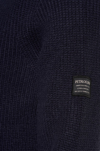 Donkerblauwe rondehals trui van Petrol Industries, in dikke getextureerde breinaalden met merklabel.