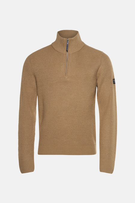 Pull à col roulé marron clair de Petrol Industries, avec fermeture éclair partielle et texture tricotée.