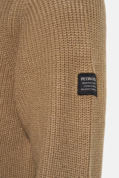 Beige ronde hals trui van Petrol Industries, in ribgebreid met zwart label op de mouw.