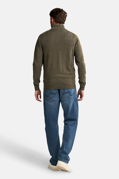 Groen gilet van Petrol Industries, gedragen met een blauwe spijkerbroek en witte schoenen, achtergezicht.