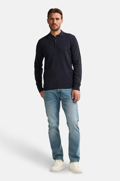 Blauwe coltrui van Petrol Industries, gedragen met een lichtblauwe jeans en witte sneakers.