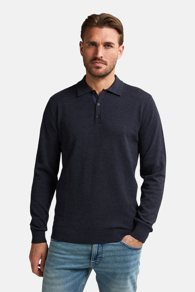Blauwe coltrui van Petrol Industries, gedragen met een casual spijkerbroek, mannelijk model met één hand in de zak.