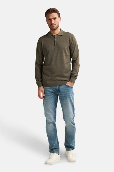 Groene coltrui van Petrol Industries, gedragen met een blauwe jeans en witte sneakers.