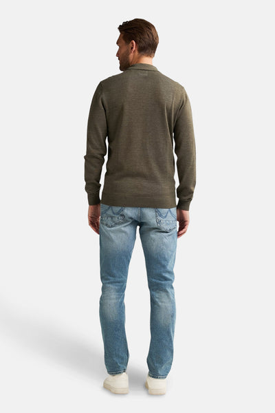 Groene coltrui van Petrol Industries, achterkant, gedragen met een verbleekte spijkerbroek en witte sneakers.