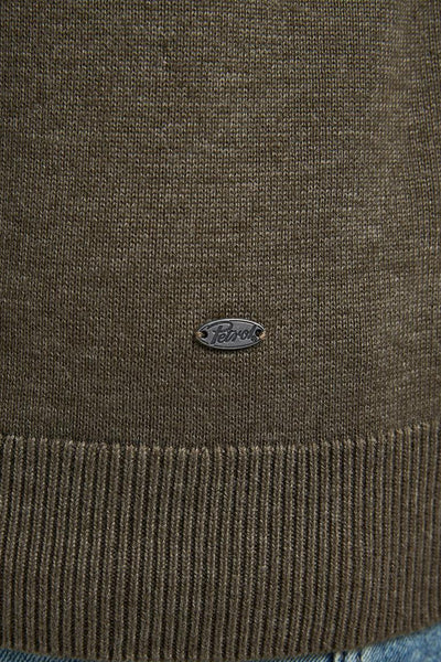 Pull à col roulé vert de Petrol Industries, avec une texture tricotée et un ourlet côtelé.