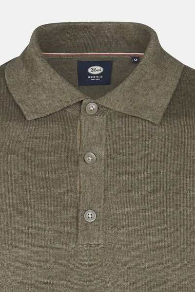 Pull à col roulé vert de Petrol Industries avec une patte de boutonnage et des boutons.