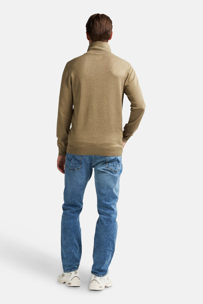 Beige ronde hals trui van Petrol Industries, gedragen met een blauwe jeans en witte sneakers, achterzicht.