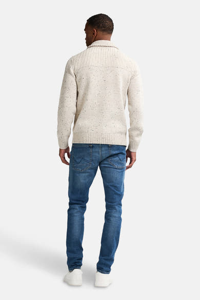 Pull écru de Petrol Industries, à motif moucheté, porté avec un jean bleu et des baskets blanches, vue arrière.