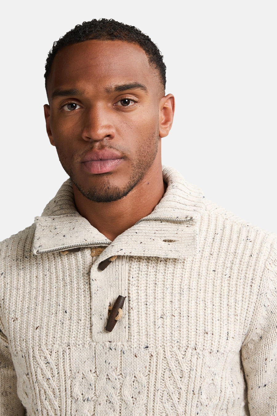 Pull écru by Petrol Industries, avec col châle, fermeture à brandebourg et motif tricoté en torsades.