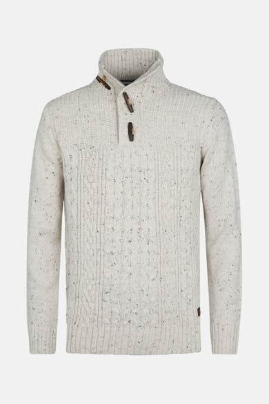 Pull écru par Petrol Industries, en tricot torsadé avec un col montant boutonné.