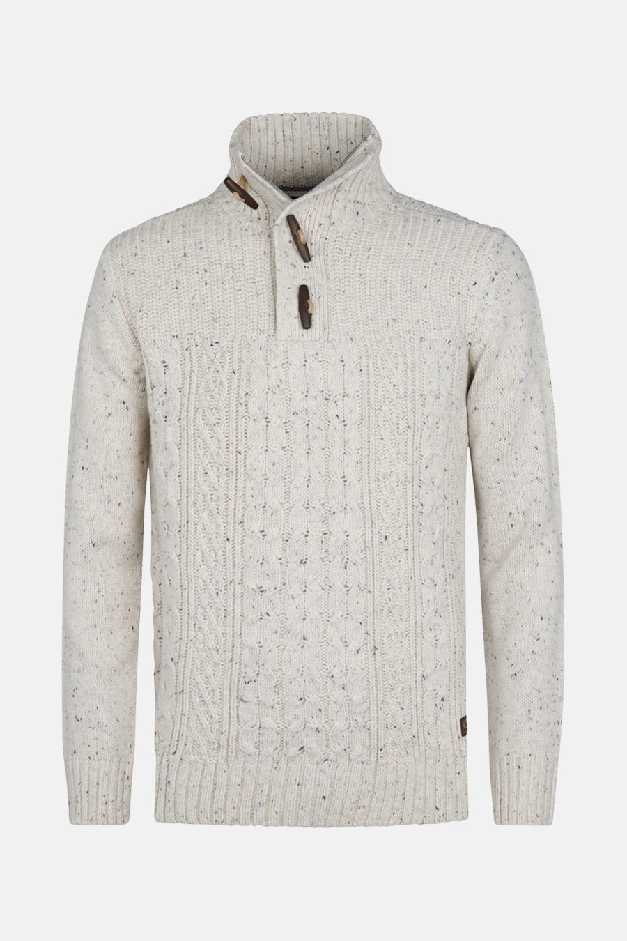 Pull écru par Petrol Industries, en tricot torsadé avec un col montant boutonné.