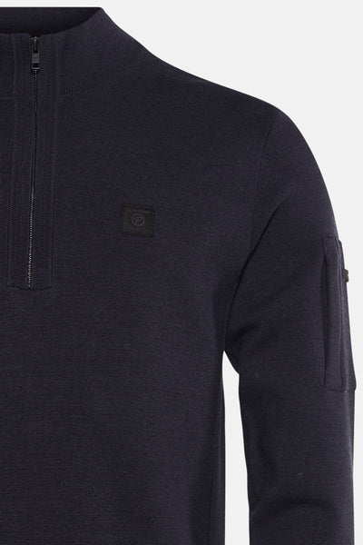 Pull à col roulé bleu marine de Petrol Industries, avec une fermeture éclair courte et une poche plaquée sur la manche.