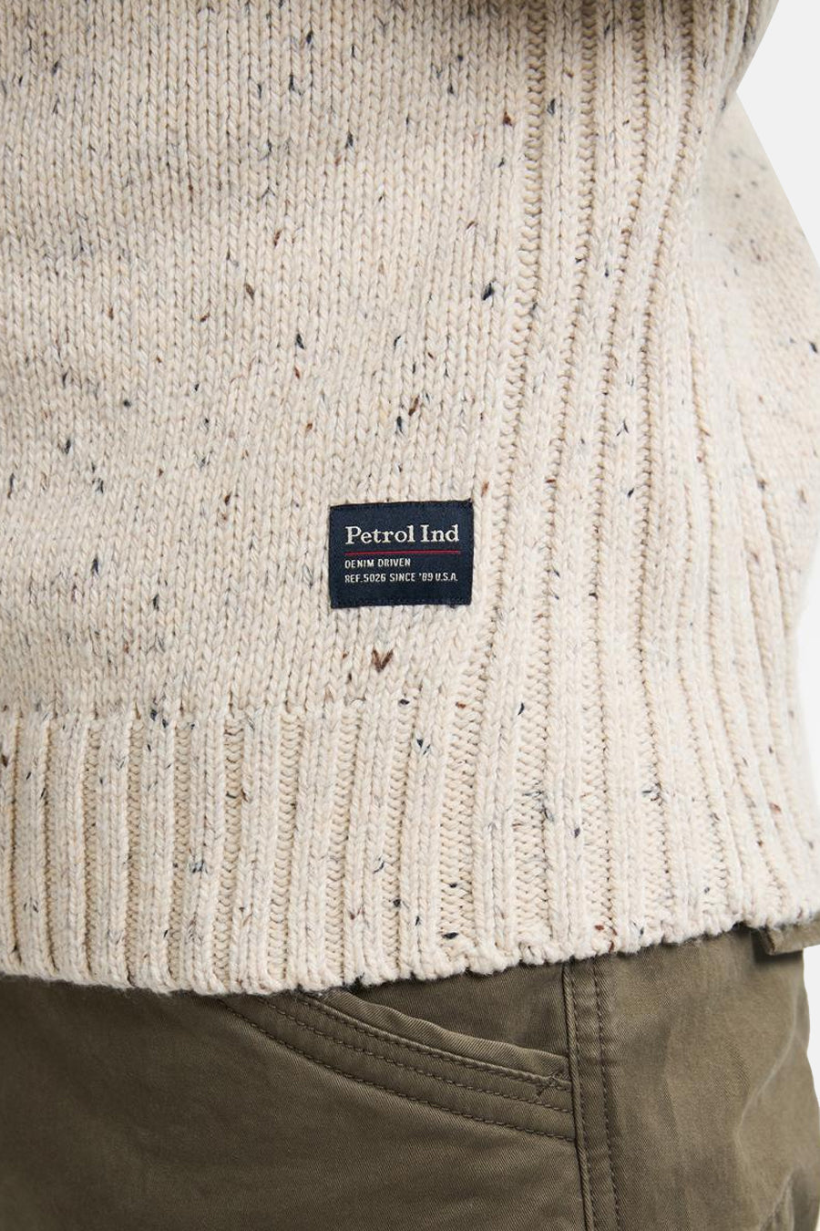 Ecru ronde hals trui van Petrol Industries met een gespikkelde gebreide textuur en een logo patch.