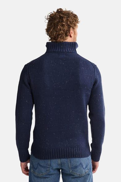 Blauwe coltrui van Petrol Industries, met gemêleerde textuur en geribde zoom, gedragen met een spijkerbroek.