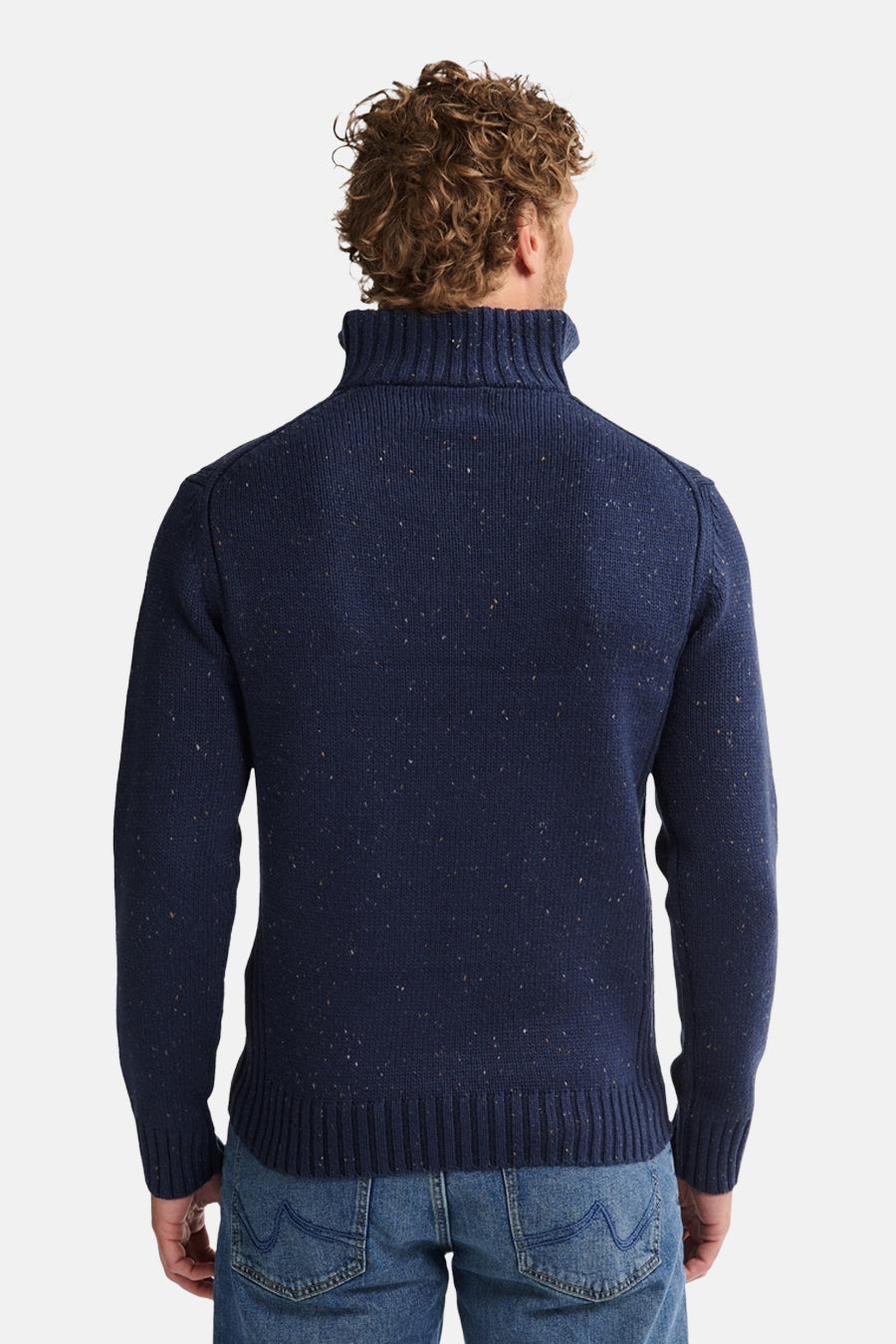 Blauwe coltrui van Petrol Industries, met gemêleerde textuur en geribde zoom, gedragen met een spijkerbroek.