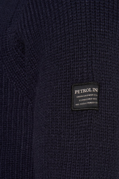 Ronde hals trui blauw van Petrol Industries, in dikke breinaald met merklabel.