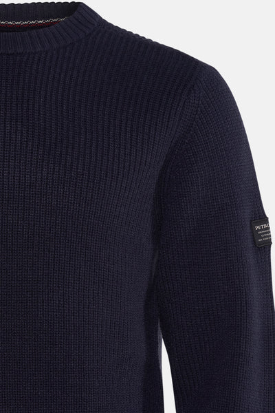 Ronde hals trui blauw van Petrol Industries met ribstructuur en labeldetail op de mouw.