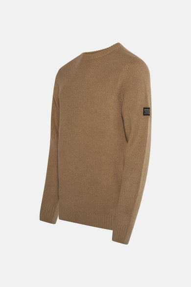Beige trui met ronde hals van Petrol Industries met fijne ribgebreide structuur en logopatch op de mouw.