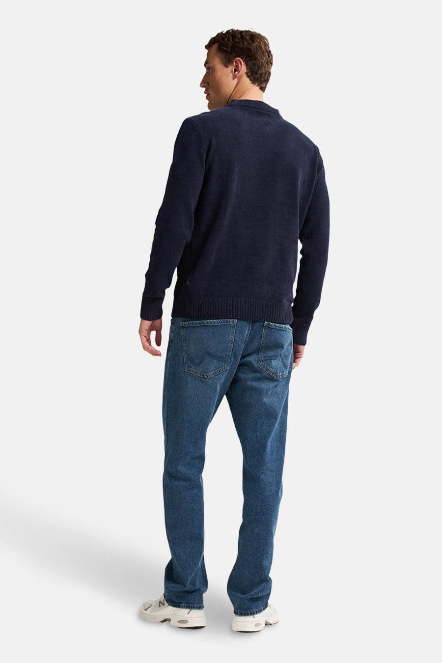 Ronde hals trui blauw van Petrol Industries, gedragen met een blauwe jeans en witte sneakers, achterzicht.