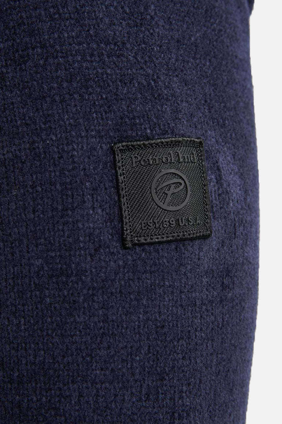 Ronde hals trui blauw van Petrol Industries, met geweven logo label aan de voorkant.