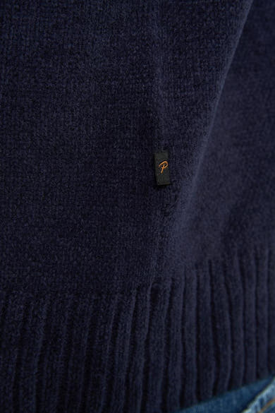 Ronde hals trui blauw van Petrol Industries, met een zachte gebreide textuur en een discreet merklabel.