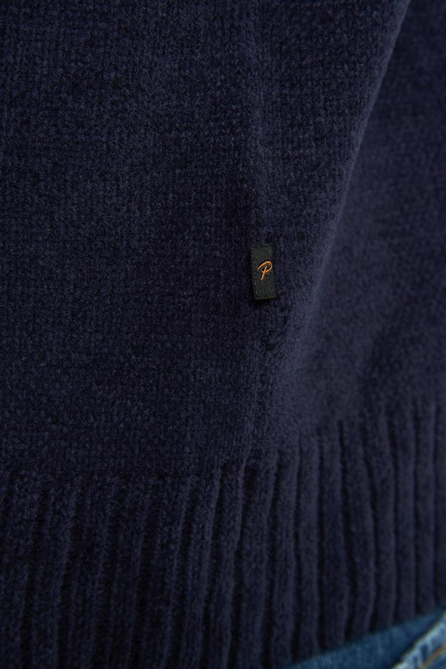 Ronde hals trui blauw van Petrol Industries, met een zachte gebreide textuur en een discreet merklabel.