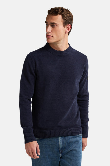Ronde hals trui blauw van Petrol Industries, gedragen met een casual spijkerbroek.