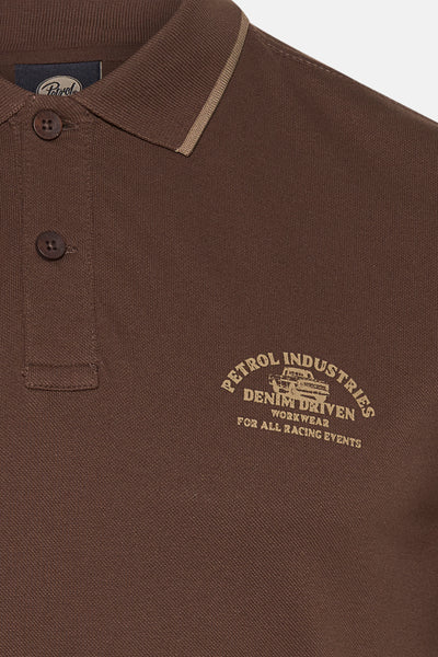 Bruin poloshirt van Petrol Industries, met gestreepte kraag en geborduurd logo op de voorkant.