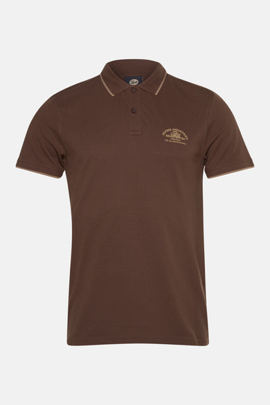 Bruin poloshirt van Petrol Industries®, met contrasterende kraag en mouwboorden, en een bedrukt logo.