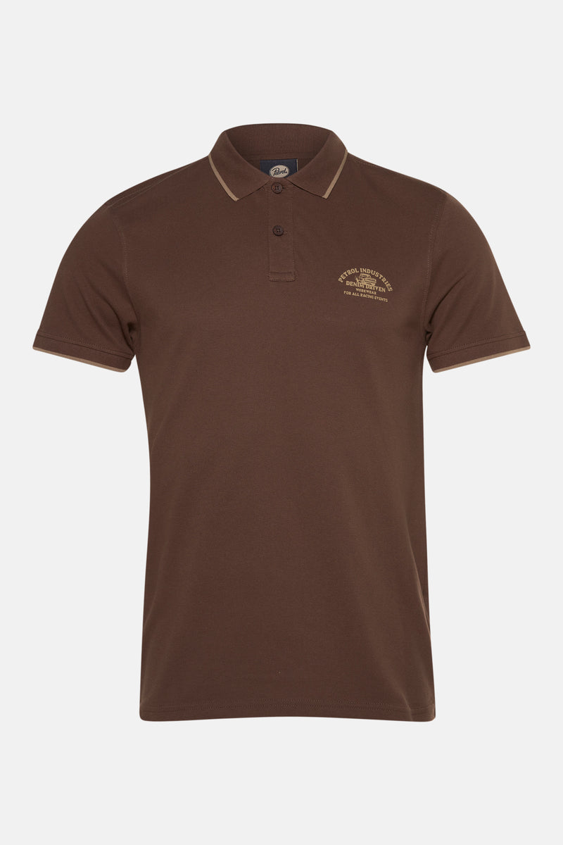 Bruin poloshirt van Petrol Industries®, met contrasterende kraag en mouwboorden, en een bedrukt logo.