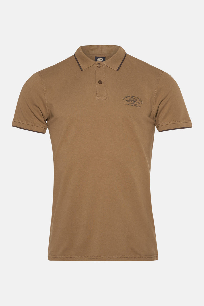 Beige poloshirt in piqué van Petrol Industries®, met bruin afgezette kraag en mouwen.