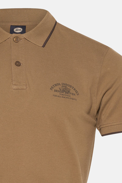 Polo beige en maille piquée de Petrol Industries®, avec col et manches bordés de marron.