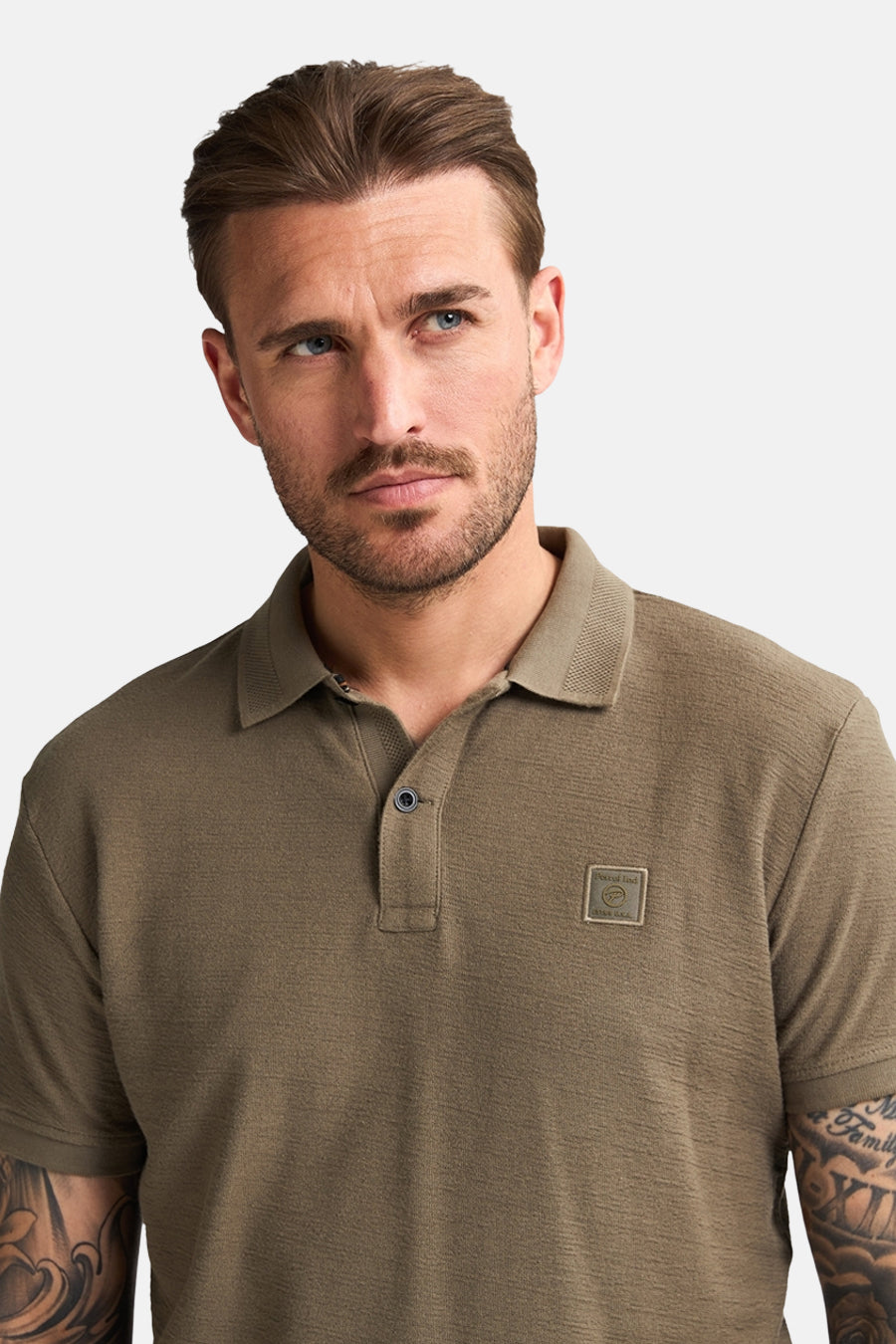 Groen poloshirt met korte mouwen van Petrol Industries, in een getextureerd breisel met een discreet vierkant embleem op de borst.