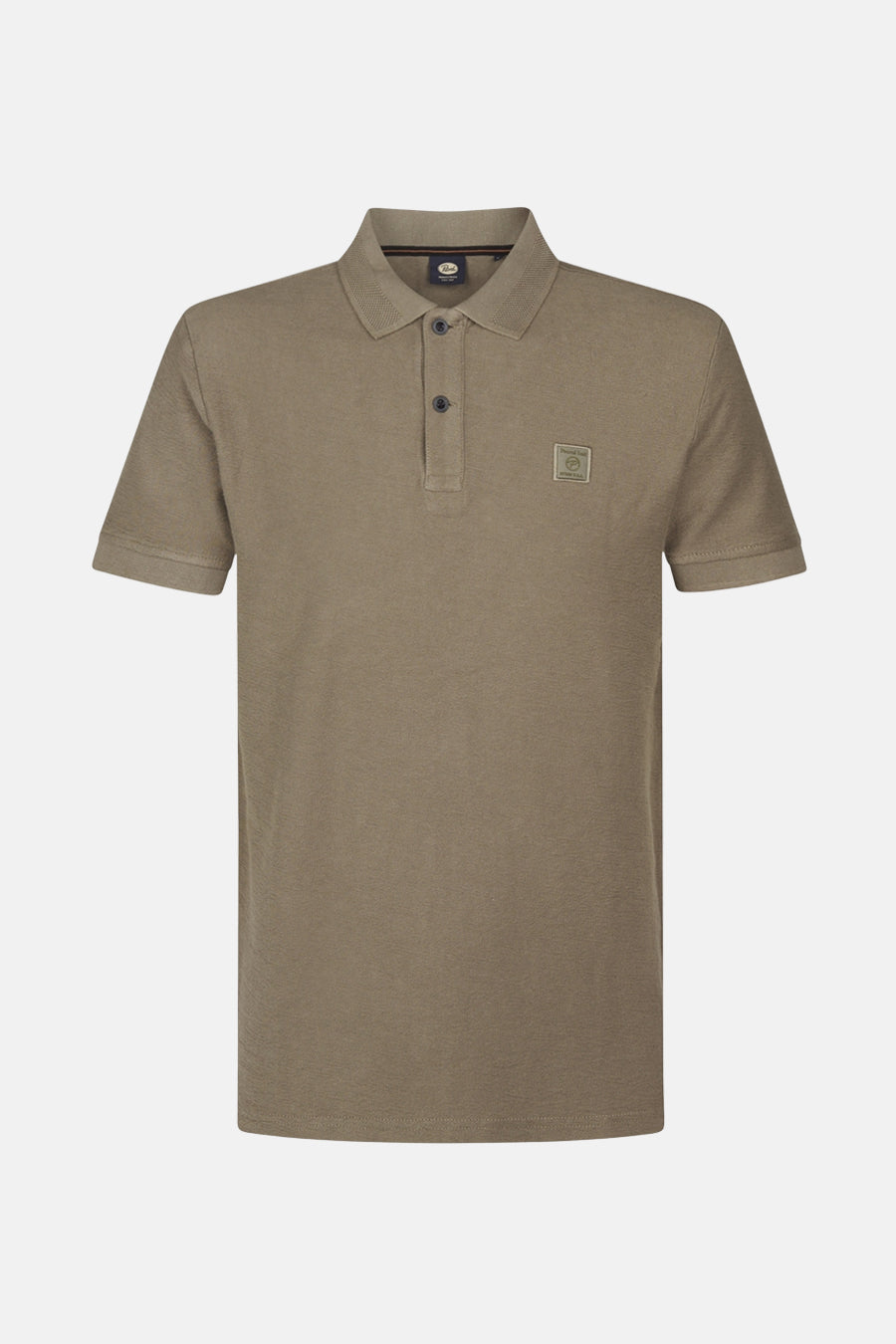 Groen poloshirt met korte mouwen van Petrol Industries®, met klassieke kraag en subtiel logo op de borst.
