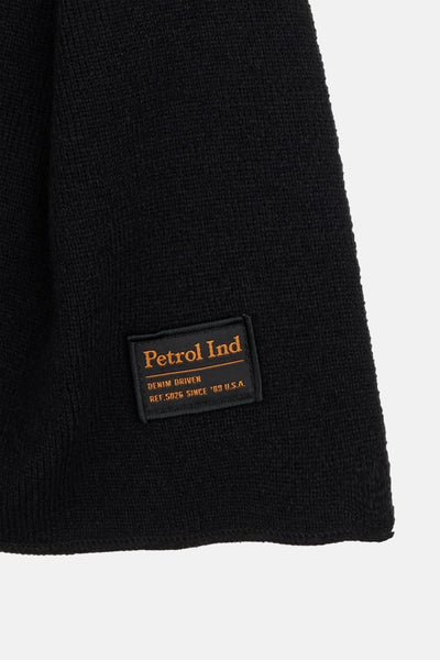 Zwarte sjaal van Petrol Industries, met opgenaaid logolabel.