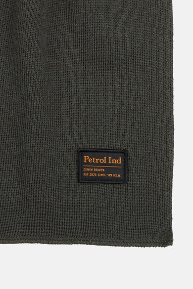 Groene sjaal van Petrol Industries, in een getextureerd breisel met een zwart logopatch.